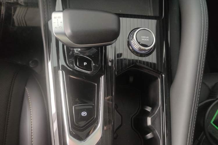 Used Geely Auto Monjaro L 2024 2.0TD DCT EVO Two-Wheel Drive Long-Range Version Gear Lever