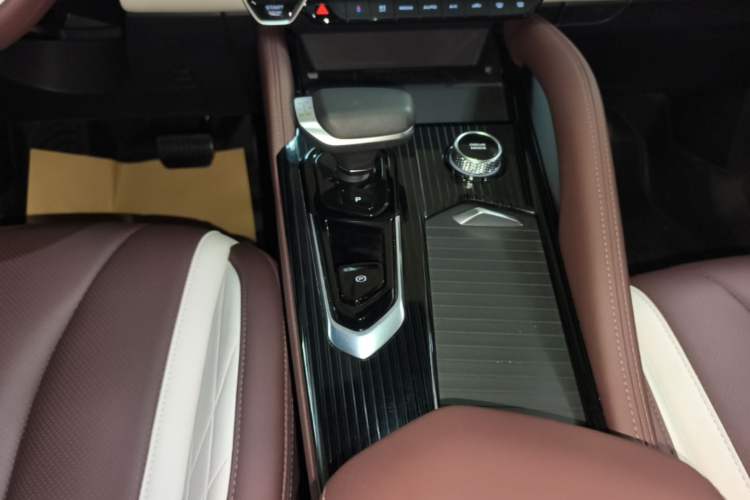 Used Geely Auto Monjaro L 2024 2.0TD High-Power Automatic Two-Wheel Drive Yunqi Version Gear Lever