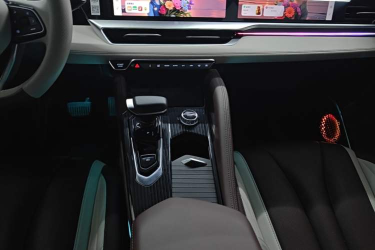 Used Geely Auto Monjaro L 2024 2.0TD High-Power Automatic Two-Wheel Drive Yunqi Version Gear Lever