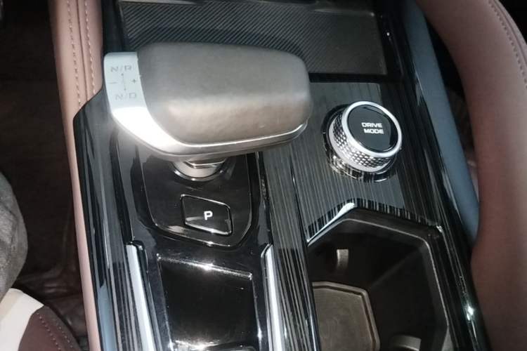 Used Geely Auto Monjaro L 2024 2.0TD High-Power Automatic Two-Wheel Drive Yunqi Version Gear Lever