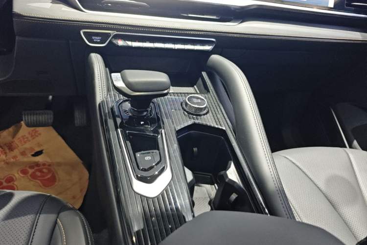 Used Geely Auto Monjaro L 2024 2.0TD DCT EVO Two-Wheel Drive Long-Range Version Gear Lever