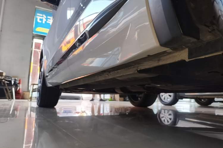 Used Geely Auto Monjaro L 2024 2.0TD DCT EVO Two-Wheel Drive Long-Range Version Left Side Sill