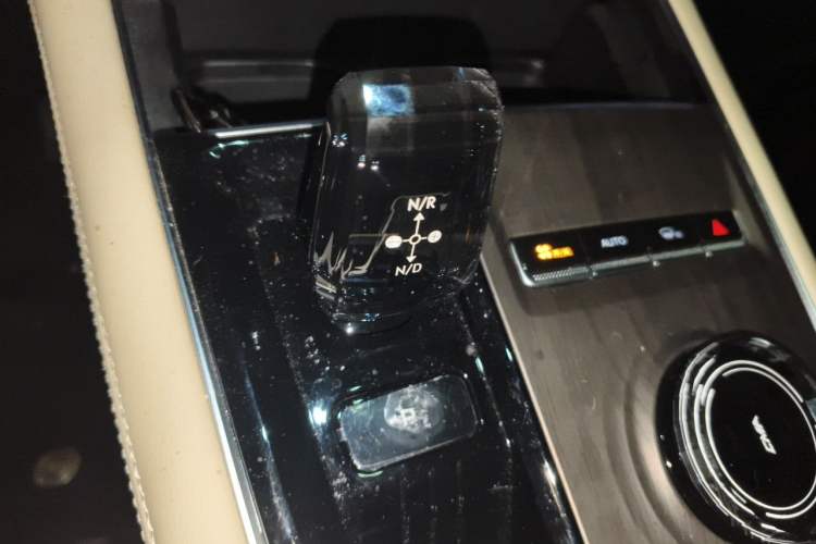 Used Geely Auto Monjaro L 2025 Dongfang Yao 2.0TD Automatic Jinzhao Edition Gear Lever