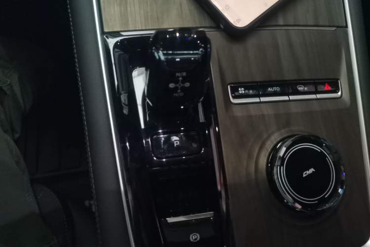 Used Geely Auto Monjaro L 2025 Dongfang Yao 2.0TD Automatic All-Wheel-Drive Wangyue Edition Gear Lever
