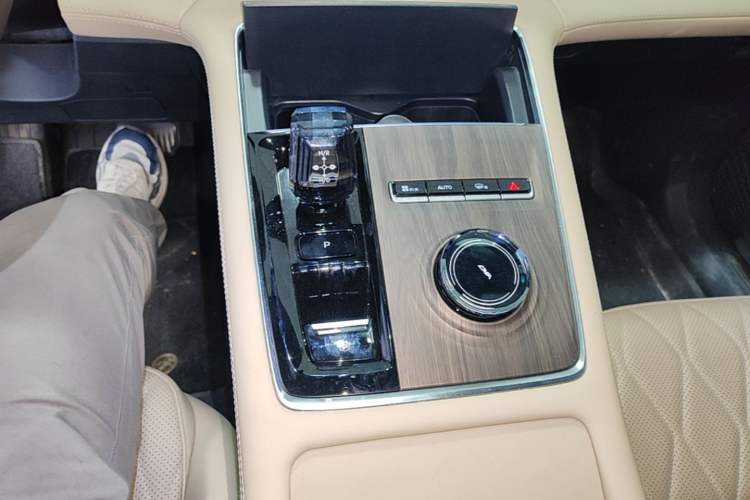 Used Geely Auto Monjaro L 2025 Dongfang Yao 2.0TD Automatic Jinzhao Edition Gear Lever