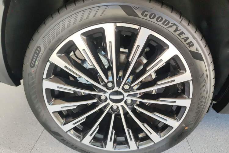 Used Geely Auto Monjaro L 2025 Dongfang Yao 2.0TD Automatic Lanxing Edition Right Front Wheel Hub