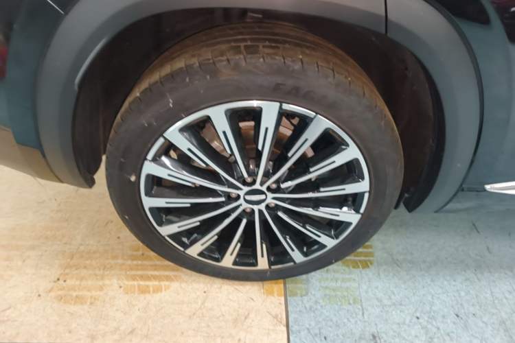 Used Geely Auto Monjaro L 2025 Dongfang Yao 2.0TD Automatic Lanxing Edition Right Rear Wheel Hub