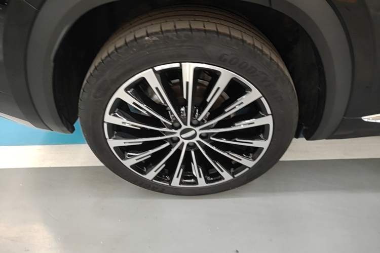 Used Geely Auto Monjaro L 2025 Dongfang Yao 2.0TD Automatic Lanxing Edition Right Rear Wheel Hub