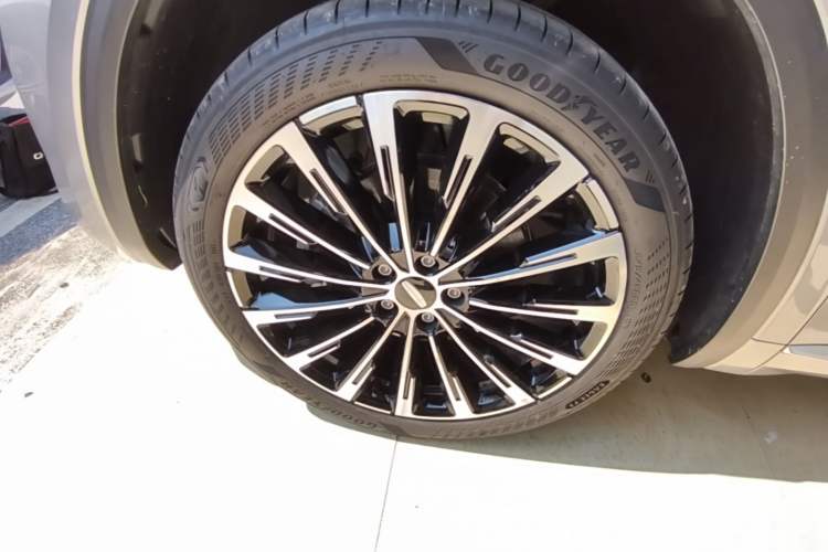 Used Geely Auto Monjaro L 2025 Dongfang Yao 2.0TD Automatic Lanxing Edition Left Front Wheel Hub