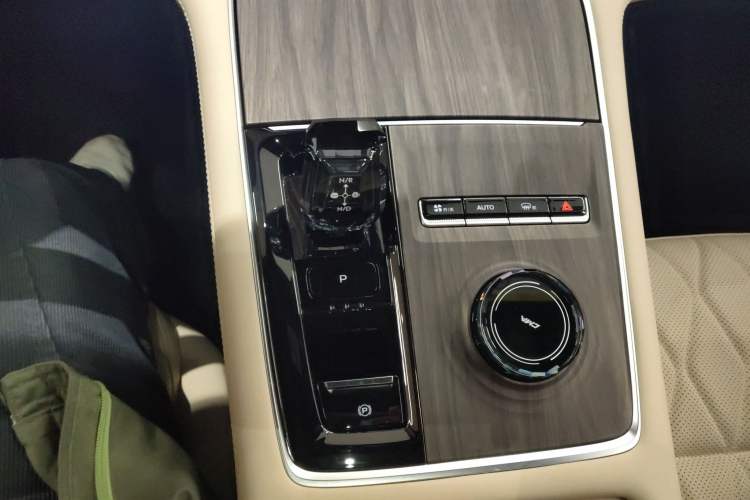 Used Geely Auto Monjaro L 2025 Dongfang Yao 2.0TD Automatic All-Wheel-Drive Wangyue Edition Gear Lever
