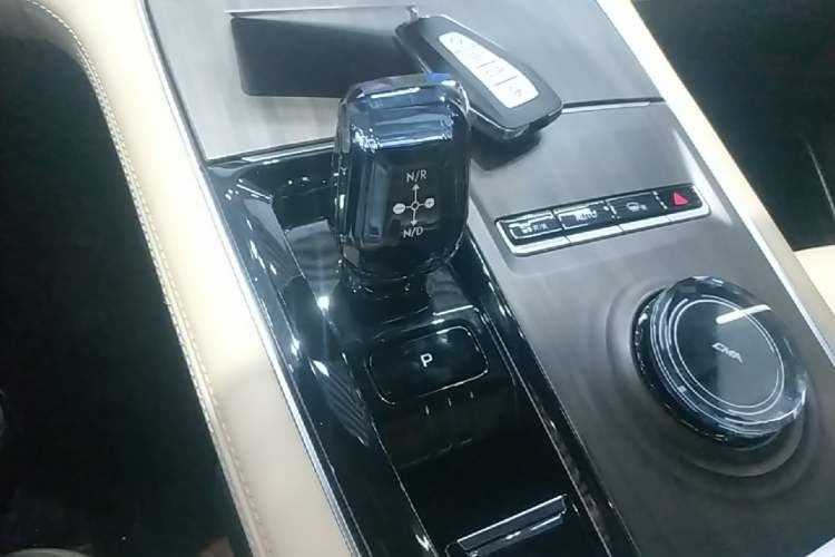 Used Geely Auto Monjaro L 2025 Dongfang Yao 2.0TD Automatic Lanxing Edition Gear Lever