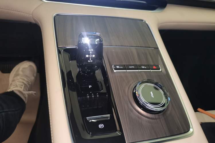 Used Geely Auto Monjaro L 2025 Dongfang Yao 2.0TD Automatic All-Wheel-Drive Wangyue Edition Gear Lever