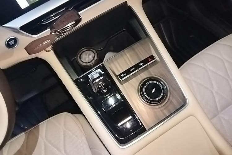 Used Geely Auto Monjaro L 2025 Dongfang Yao 2.0TD Automatic All-Wheel-Drive Wangyue Edition Gear Lever