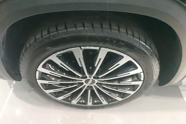 Used Geely Auto Monjaro L 2025 Dongfang Yao 2.0TD Automatic Lanxing Edition Left Front Wheel Hub