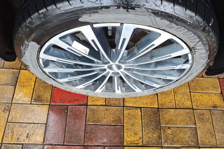 Used Geely Auto Monjaro L 2025 Dongfang Yao 2.0TD Automatic All-Wheel-Drive Wangyue Edition Left Front Wheel Hub