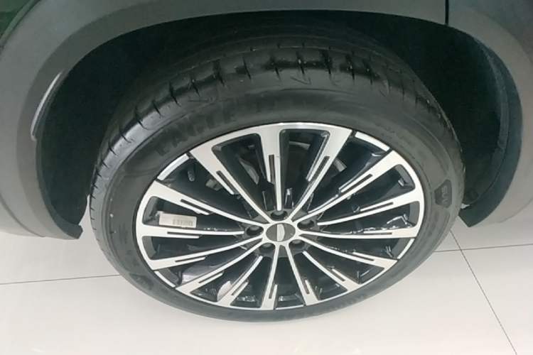 Used Geely Auto Monjaro L 2025 Dongfang Yao 2.0TD Automatic Lanxing Edition Right Rear Wheel Hub