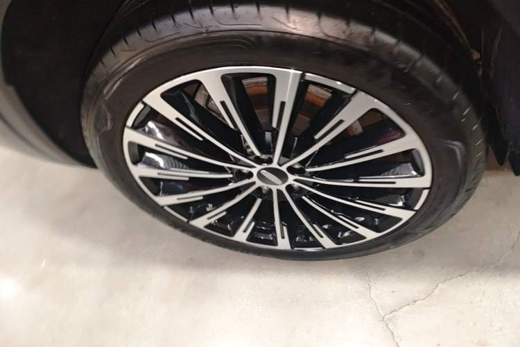 Used Geely Auto Monjaro L 2025 Dongfang Yao 2.0TD Automatic All-Wheel-Drive Wangyue Edition Right Rear Wheel Hub