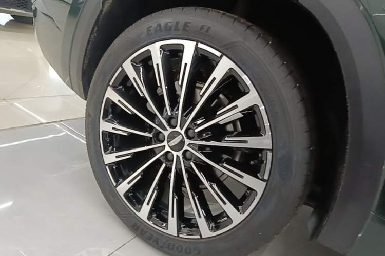 Used Geely Auto Monjaro L 2025 Dongfang Yao 2.0TD Automatic Lanxing Edition Right Rear Wheel Hub