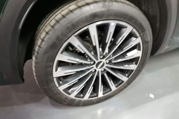Used Geely Auto Monjaro L 2025 Dongfang Yao 2.0TD Automatic All-Wheel-Drive Wangyue Edition Right Rear Wheel Hub