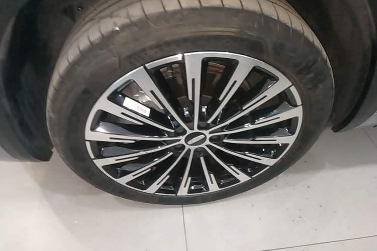 Used Geely Auto Monjaro L 2025 Dongfang Yao 2.0TD Automatic All-Wheel-Drive Wangyue Edition Left Front Wheel Hub