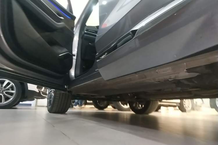 Used Geely Auto Monjaro L 2025 Dongfang Yao 2.0TD Automatic All-Wheel-Drive Wangyue Edition Left Side Sill