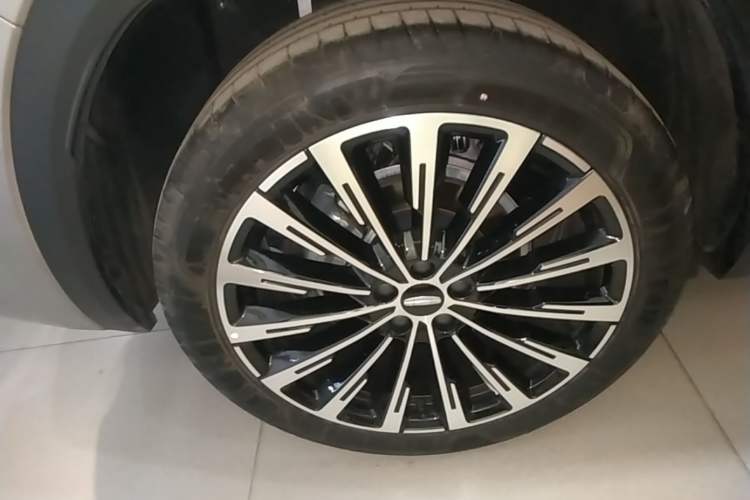 Used Geely Auto Monjaro L 2025 Dongfang Yao 2.0TD Automatic All-Wheel-Drive Wangyue Edition Right Rear Wheel Hub