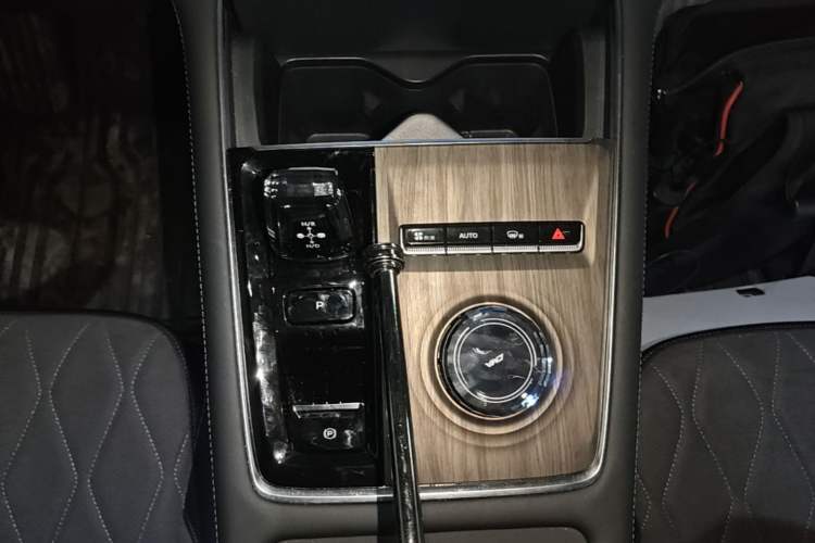 Used Geely Auto Monjaro L 2025 Dongfang Yao 2.0TD Automatic Lanxing Edition Gear Lever