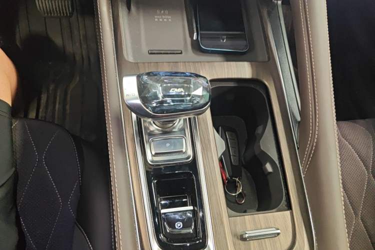 Used Geely Auto Monjaro L 2026 Model Oriental Yao 2.0TD Automatic Wangyue Edition Gear Lever
