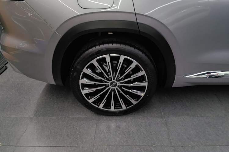 Used Geely Auto Monjaro L 2026 Model Oriental Yao 2.0TD Automatic Lanxing Edition Right Rear Wheel Hub