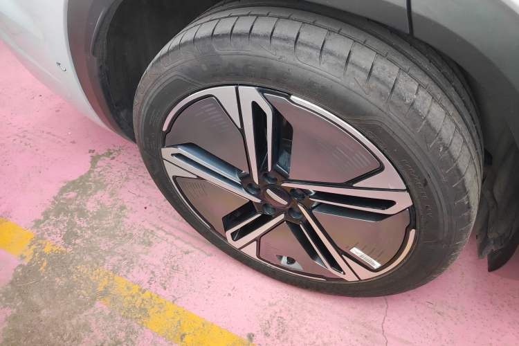 Used Geely Auto Monjaro L Extended Range Electric Version 2022 1.5T DHT Range-Extending Electric Flagship Edition Right Rear Wheel Hub