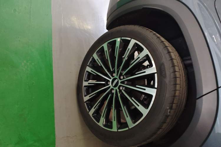 Used Geely Auto Monjaro L Intelligent Engine 2024 1.5T Tiangong Edition Right Rear Wheel Hub