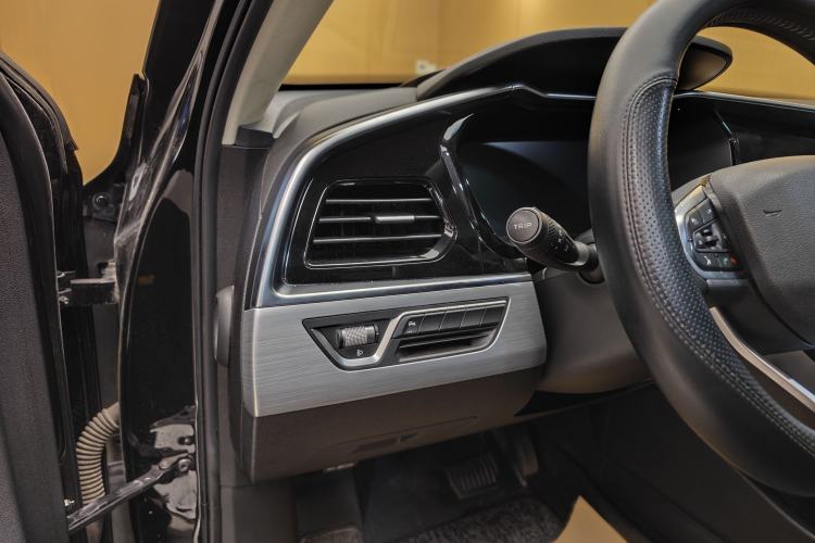 Used Geely Auto Monjaro New Energy 2019 Updated 400T YAOXINGER Pure Electric Range of 56 KM Interior 5