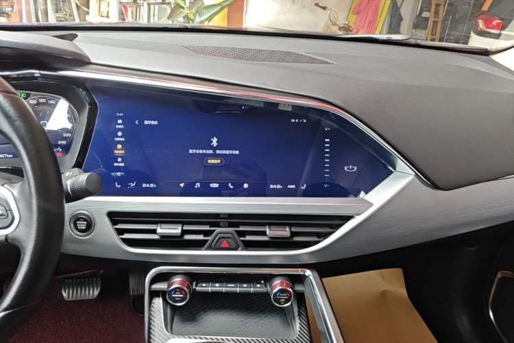 Used Geely Auto Monjaro New Energy 2019 400T YAOXINGZHE Pure Electric Range 80 KM Audio And AC Panel