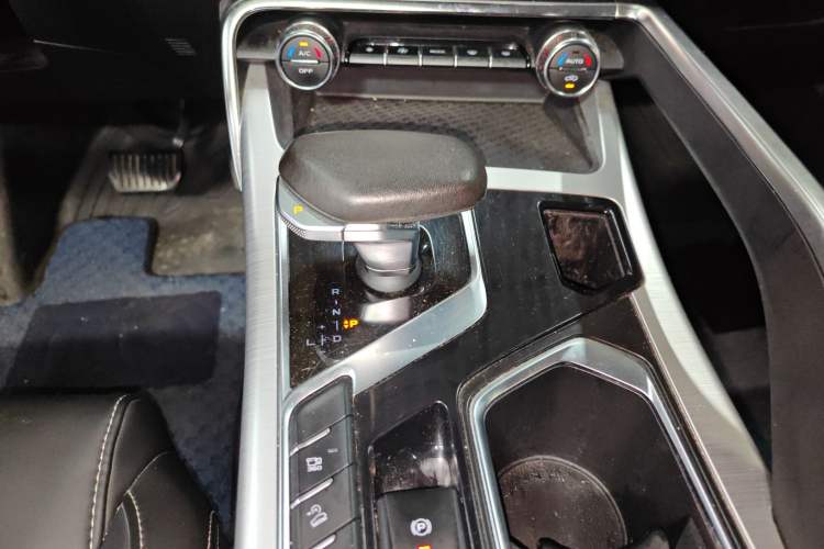 Used Geely Auto Monjaro New Energy 2019 400T YAOXINGZHE Pure Electric Range 80 KM Gear Lever