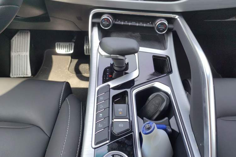 Used Geely Auto Monjaro New Energy 2019 Updated 400T YAOXINGER Pure Electric Range of 56 KM Gear Lever