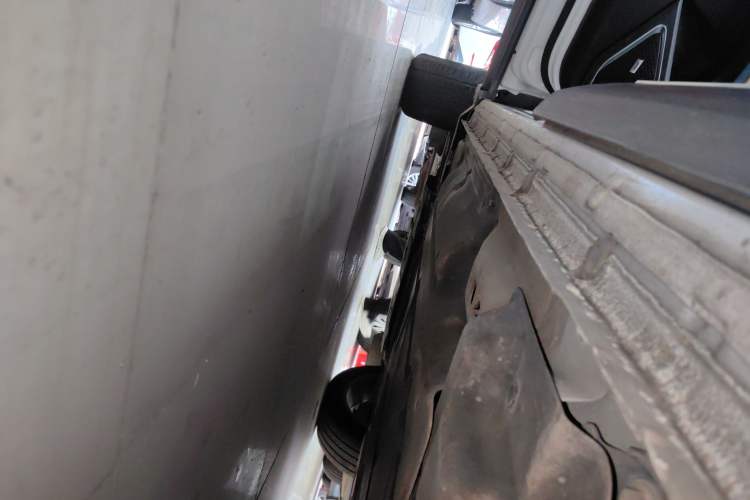 Used Geely Auto Monjaro New Energy 2019 400T Yuxingzhe Pure Electric Range 80 km Left Side Sill