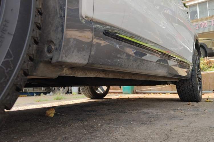 Used Geely Auto Monjaro S 2021 2.0TD Automatic All-Wheel-Drive Phantom Edition Left Side Sill