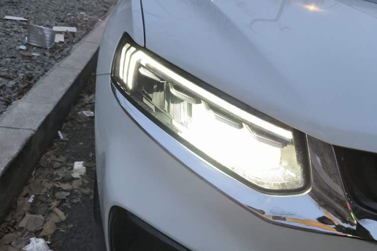 Used Geely Auto Monjaro S 2021 2.0TD DCT Two-Wheel Drive Lightning Edition Right Front Headlight