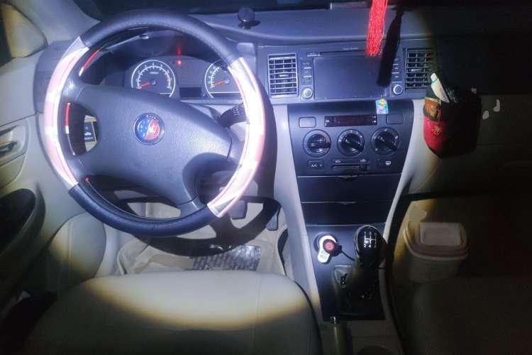 Used Geely Auto Ocean 2012 Energy-Saving Model 1.5L Manual Entry-Level Trim Center Console