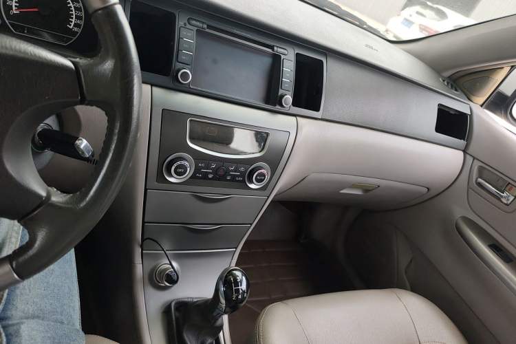 Used Geely Auto Ocean 2012 Energy-Saving Edition 1.5L Manual Luxury Model Audio And AC Panel