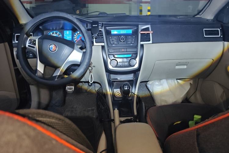 Used Geely Auto Ocean 2014 1.5L Manual Elite Model Center Console