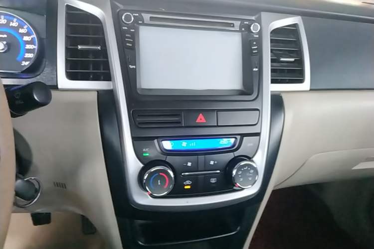 Used Geely Auto Ocean 2014 1.5L Manual Elite Model Audio And AC Panel