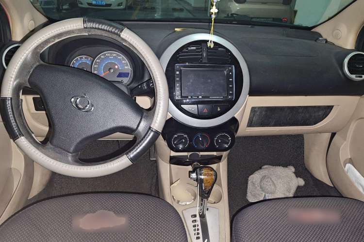 Used Geely Auto Panda 2010 "Love Her" Edition 1.3L Automatic Comfort Version Center Console