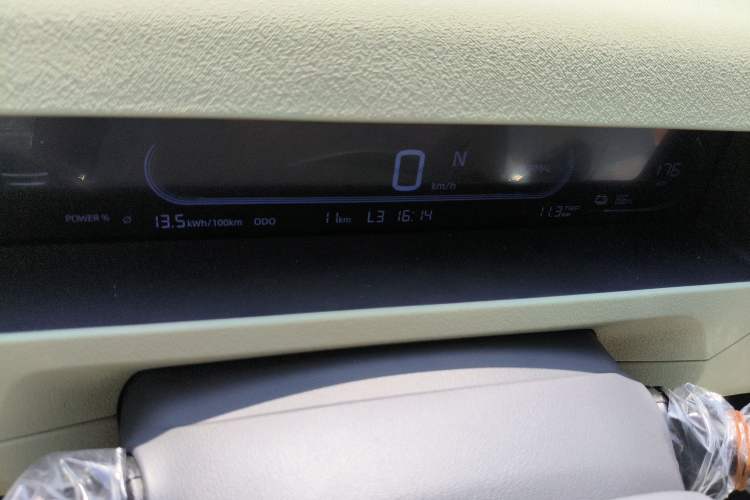 Used Geely Auto Panda 2024 Panda Mini 200km Endurance Bear Odometer Close Up