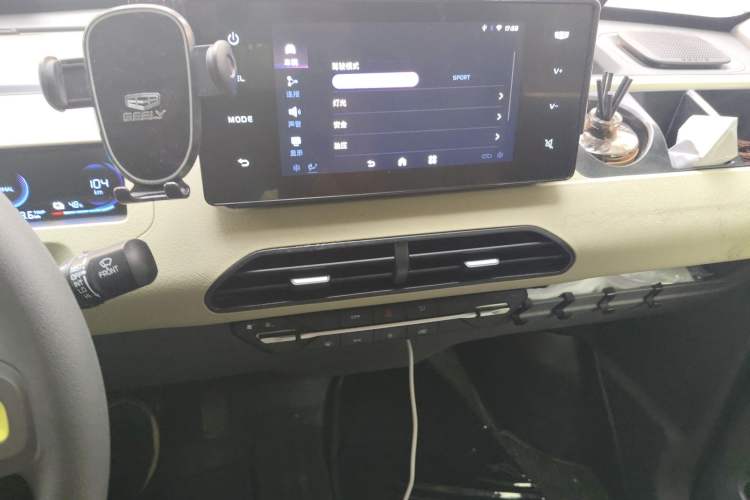 Used Geely Auto Panda 2024 200km Panda Rider Audio And AC Panel