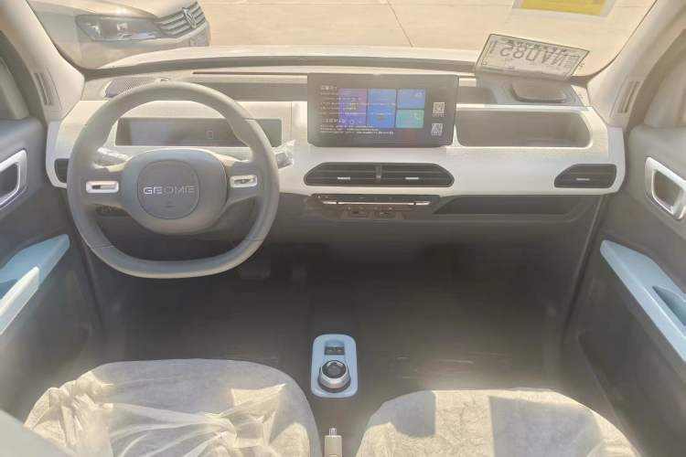 Used Geely Auto Panda 2024 Panda Mini 200km Endurance Bear Interior 1