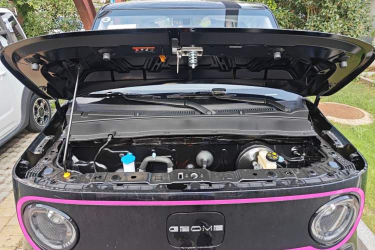 Used Geely Auto Panda 2025 210km Panda Kart Engine Bay
