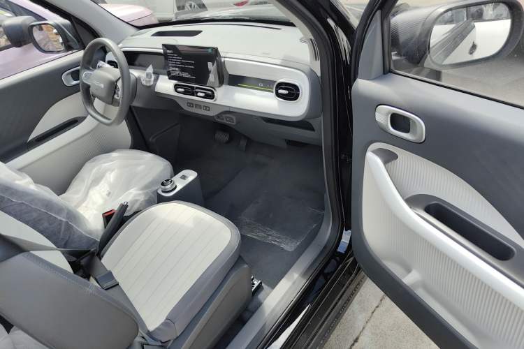 Used Geely Auto Panda 2025 210km Panda Kart Interior 1