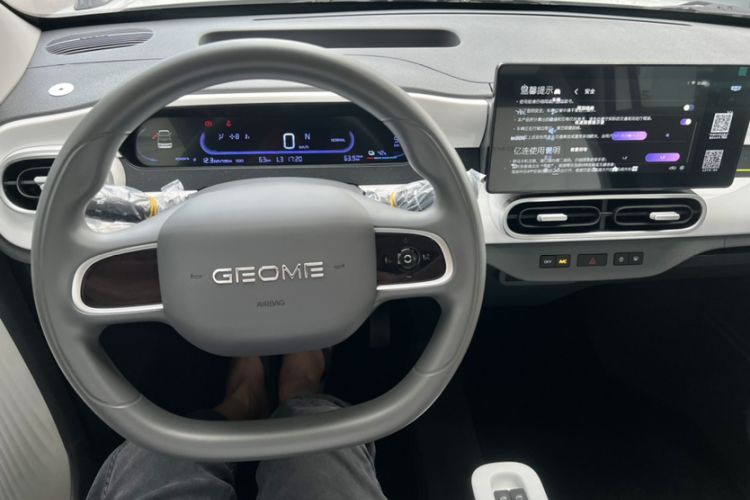 Used Geely Auto Panda 2025 210km Panda Kart Interior 1