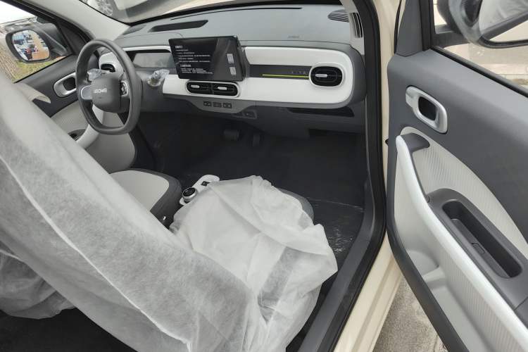 Used Geely Auto Panda 2025 210 km – Yuanqi Bear Interior 1